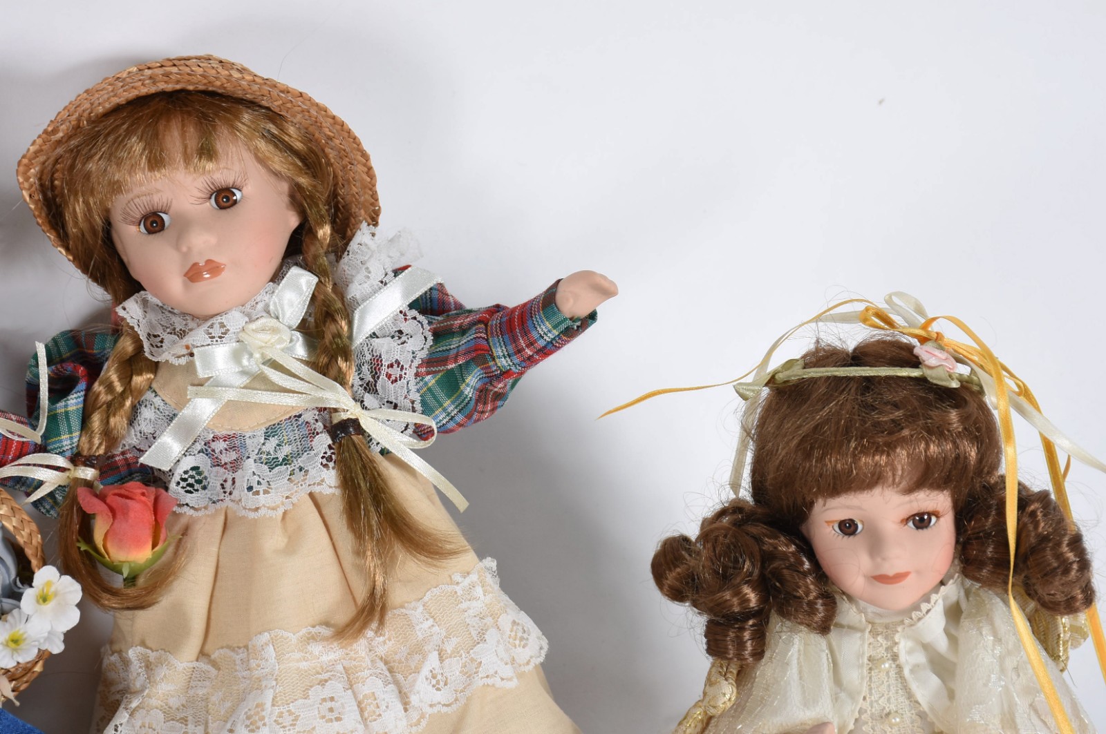 Cinco bonecas de porcelana diversas, uma ajoelha e 4 sem base de... - foto 4 de 6