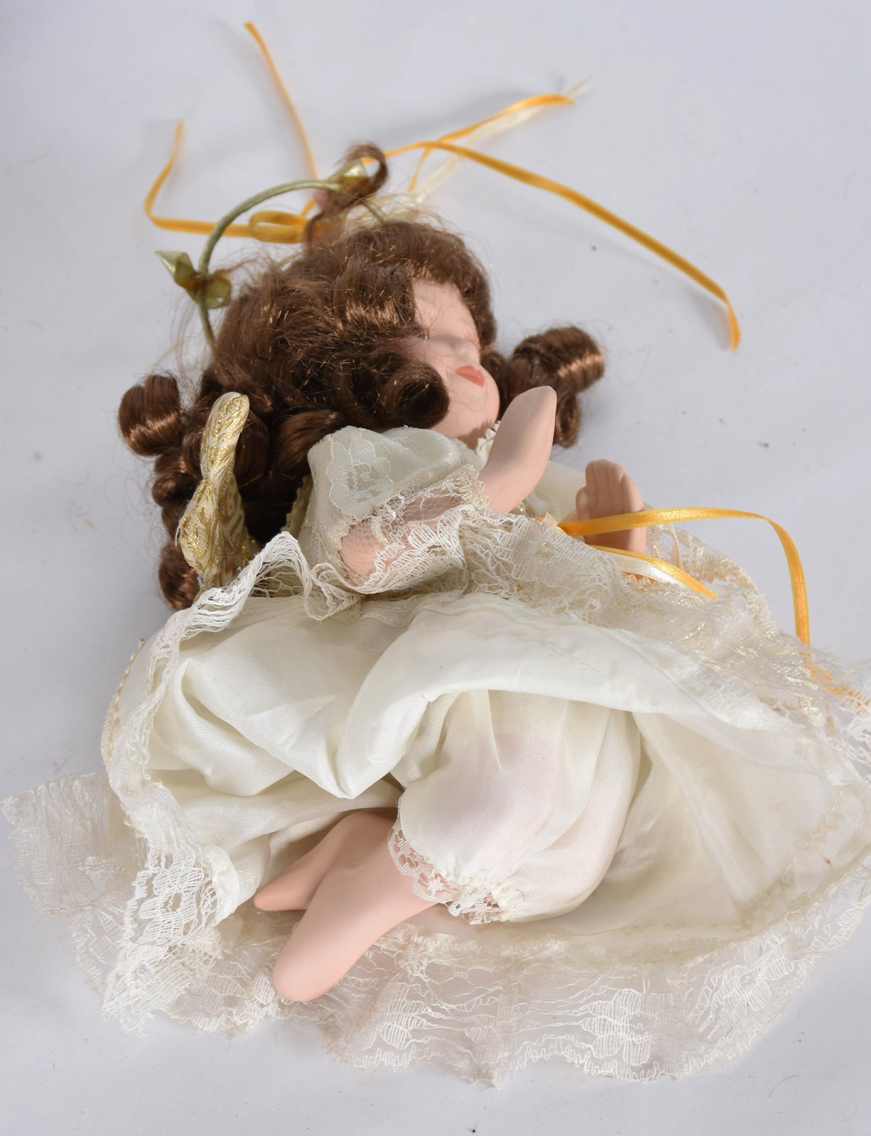 Cinco bonecas de porcelana diversas, uma ajoelha e 4 sem base de... - foto 5 de 6