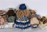Cinco bonecas de porcelana diversas, uma ajoelh... - Cinco bonecas de porcelana diversas, uma ajoelha e 4 sem base de metal.