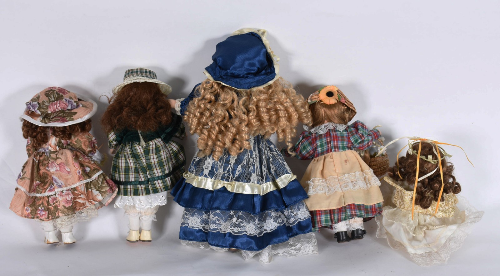 Cinco bonecas de porcelana diversas, uma ajoelha e 4 sem base de... - foto 6 de 6