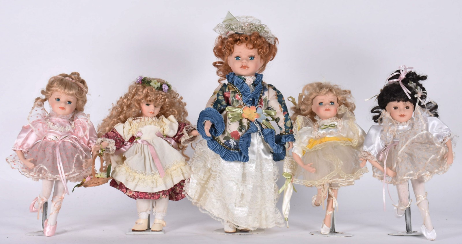 Cinco bonecas de porcelana diversas. - foto 1 de 5