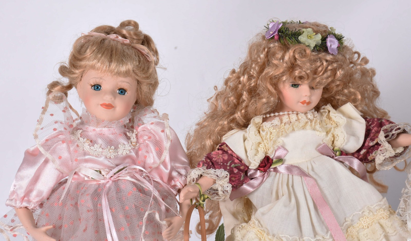 Cinco bonecas de porcelana diversas. - foto 2 de 5