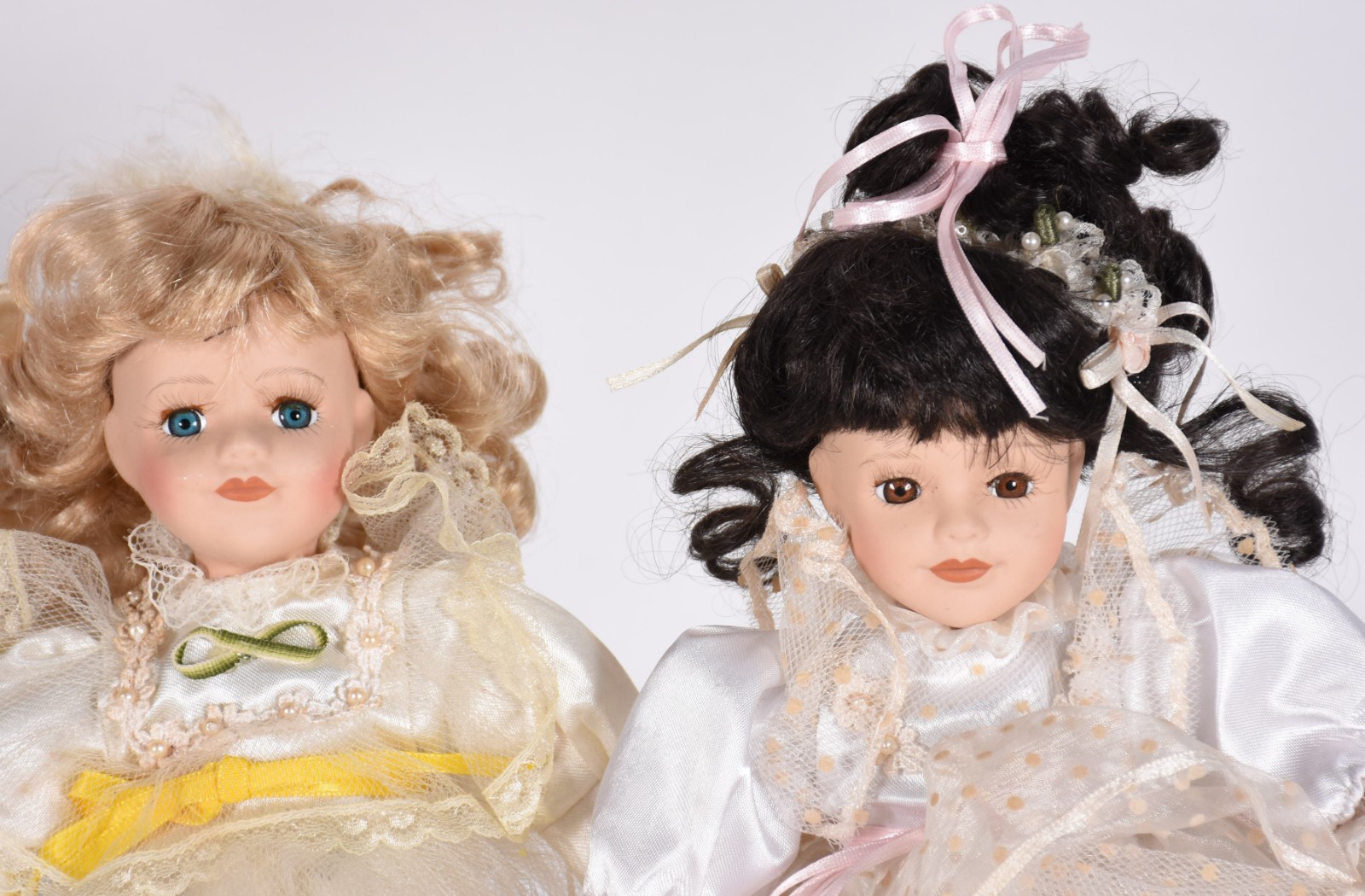 Cinco bonecas de porcelana diversas. - foto 4 de 5