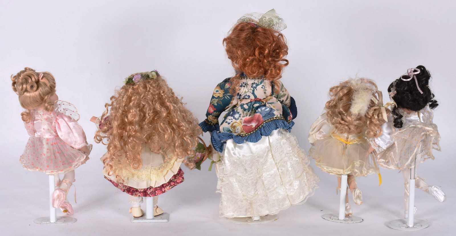 Cinco bonecas de porcelana diversas. - foto 5 de 5