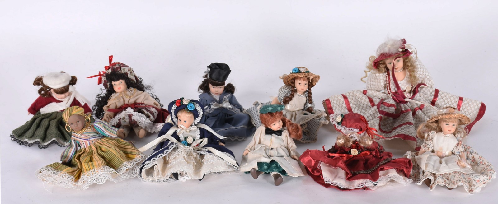 Dez bonecas de porcelana, uma sem perna. - foto 2 de 4