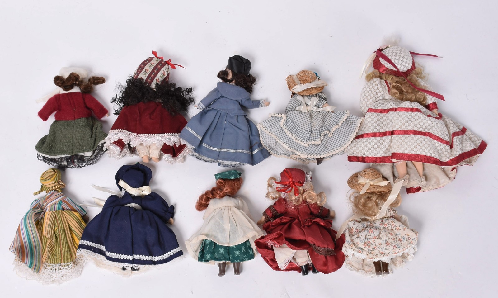 Dez bonecas de porcelana, uma sem perna. - foto 3 de 4