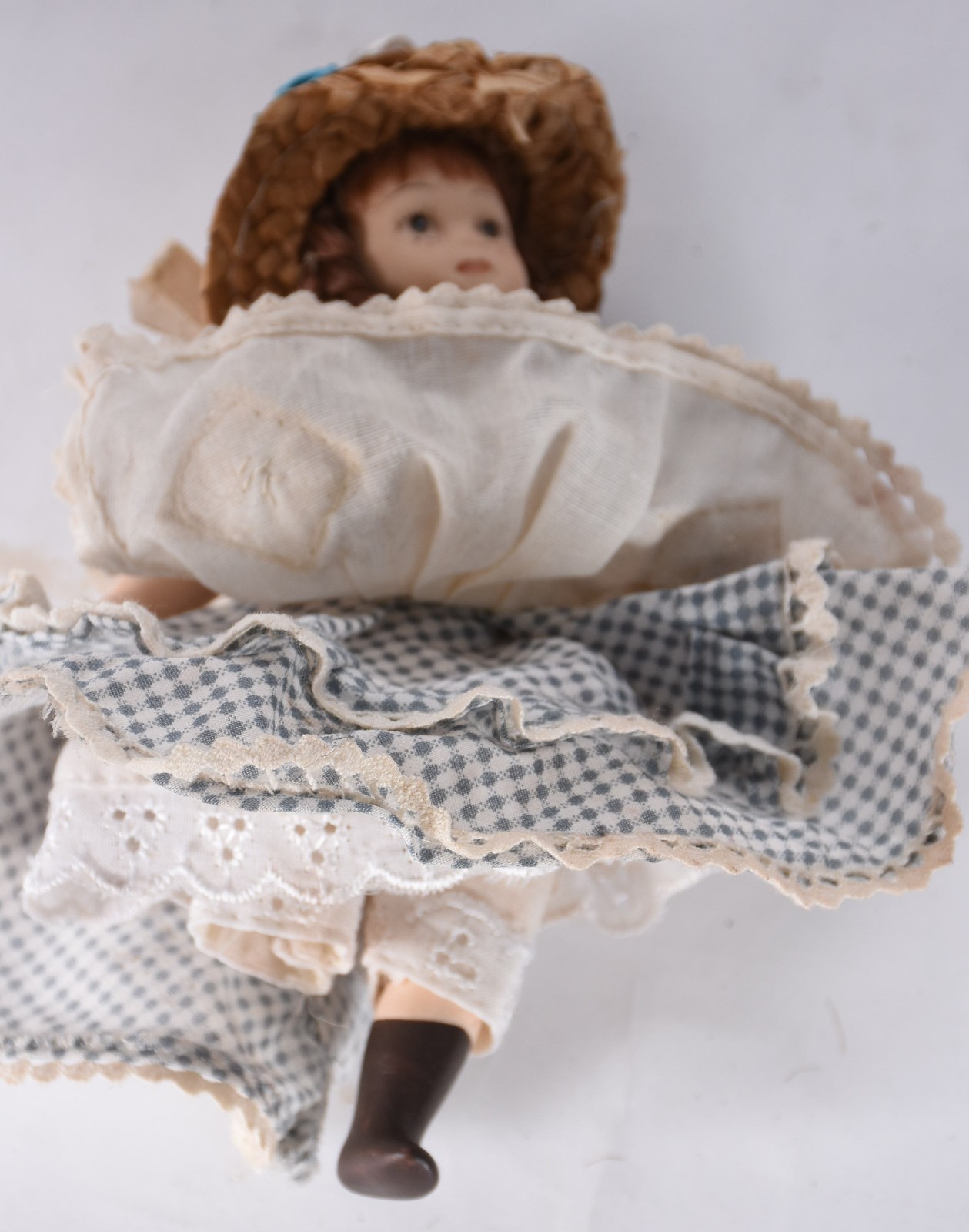 Dez bonecas de porcelana, uma sem perna. - foto 4 de 4