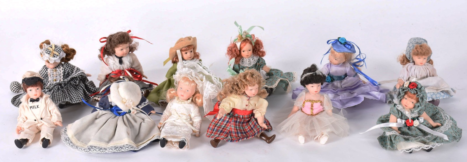 Doze bonecas de porcelana diversas. - foto 2 de 3