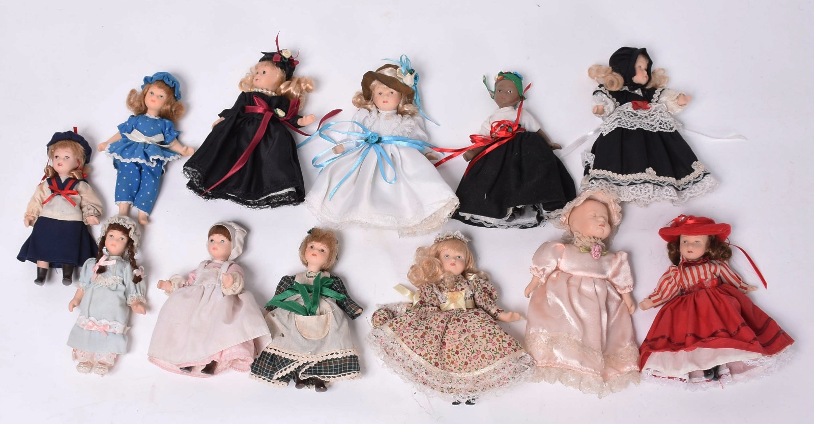 Doze bonecas de porcelana diversas. - foto 1 de 3