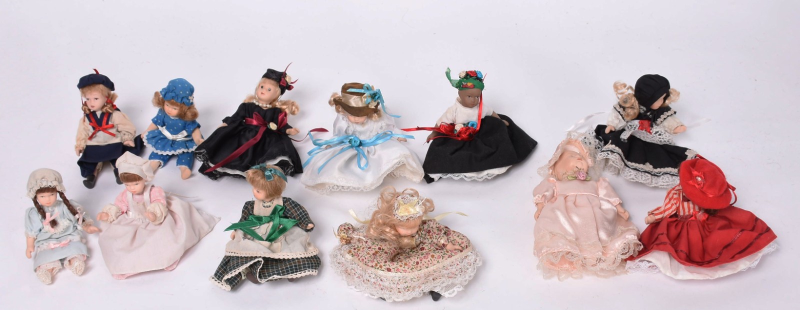 Doze bonecas de porcelana diversas. - foto 2 de 3