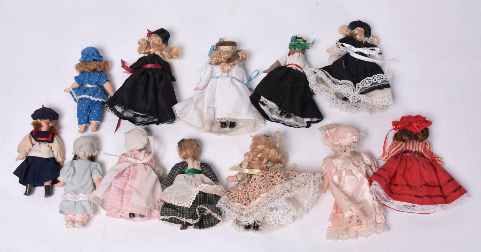 Doze bonecas de porcelana diversas. - foto 3 de 3