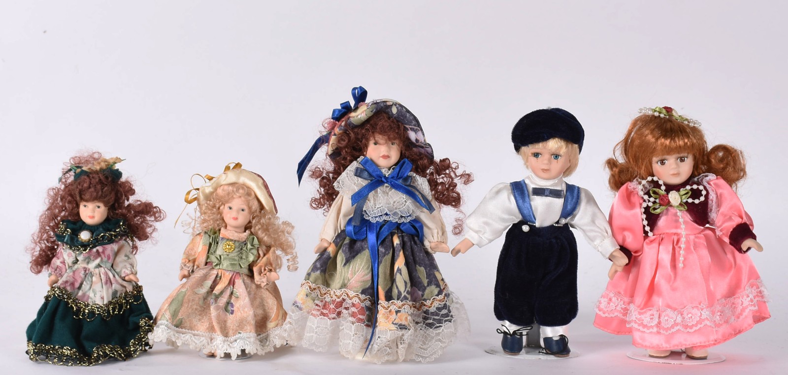 Cinco bonecas de porcelana diversas. - foto 1 de 5