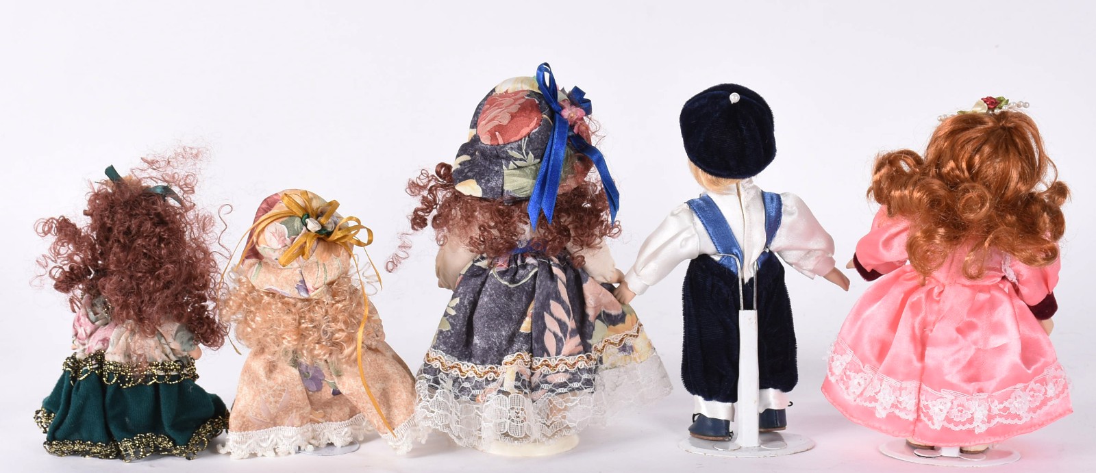 Cinco bonecas de porcelana diversas. - foto 5 de 5
