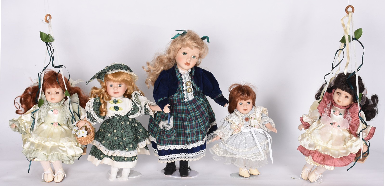 Cinco bonecas de porcelana diversas, sendo 2 de pendurar. - foto 1 de 4