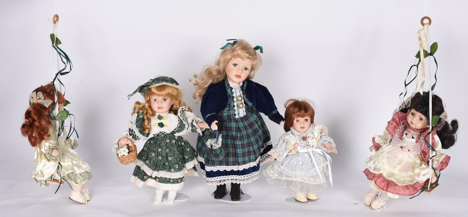 Cinco bonecas de porcelana diversas, sendo 2 de pendurar. - foto 2 de 4