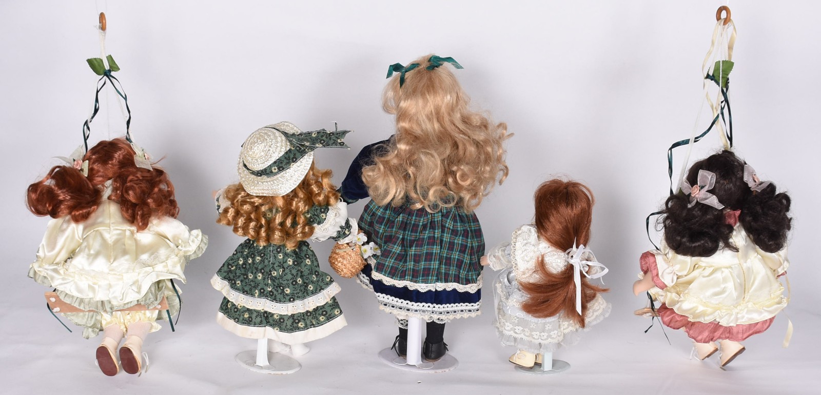 Cinco bonecas de porcelana diversas, sendo 2 de pendurar. - foto 3 de 4