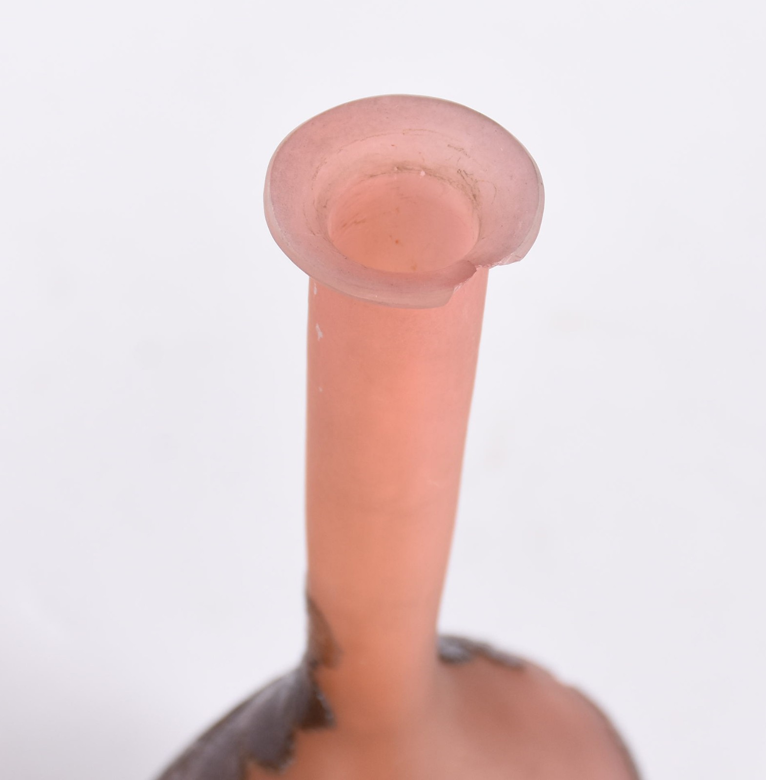 Cinco vasos de pasta de vidro ao gosto Gallé (um com bicado na borda). - foto 4 de 9