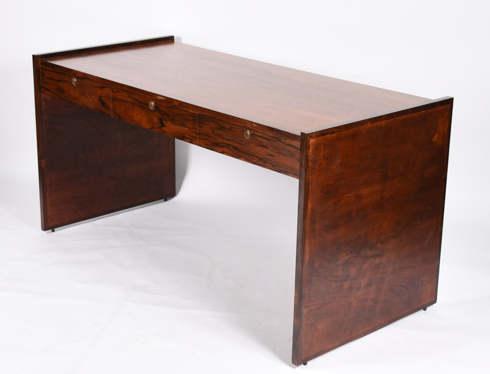 Mesa para escritório de madeira nobre com 3 gavetas. - foto 1 de 5