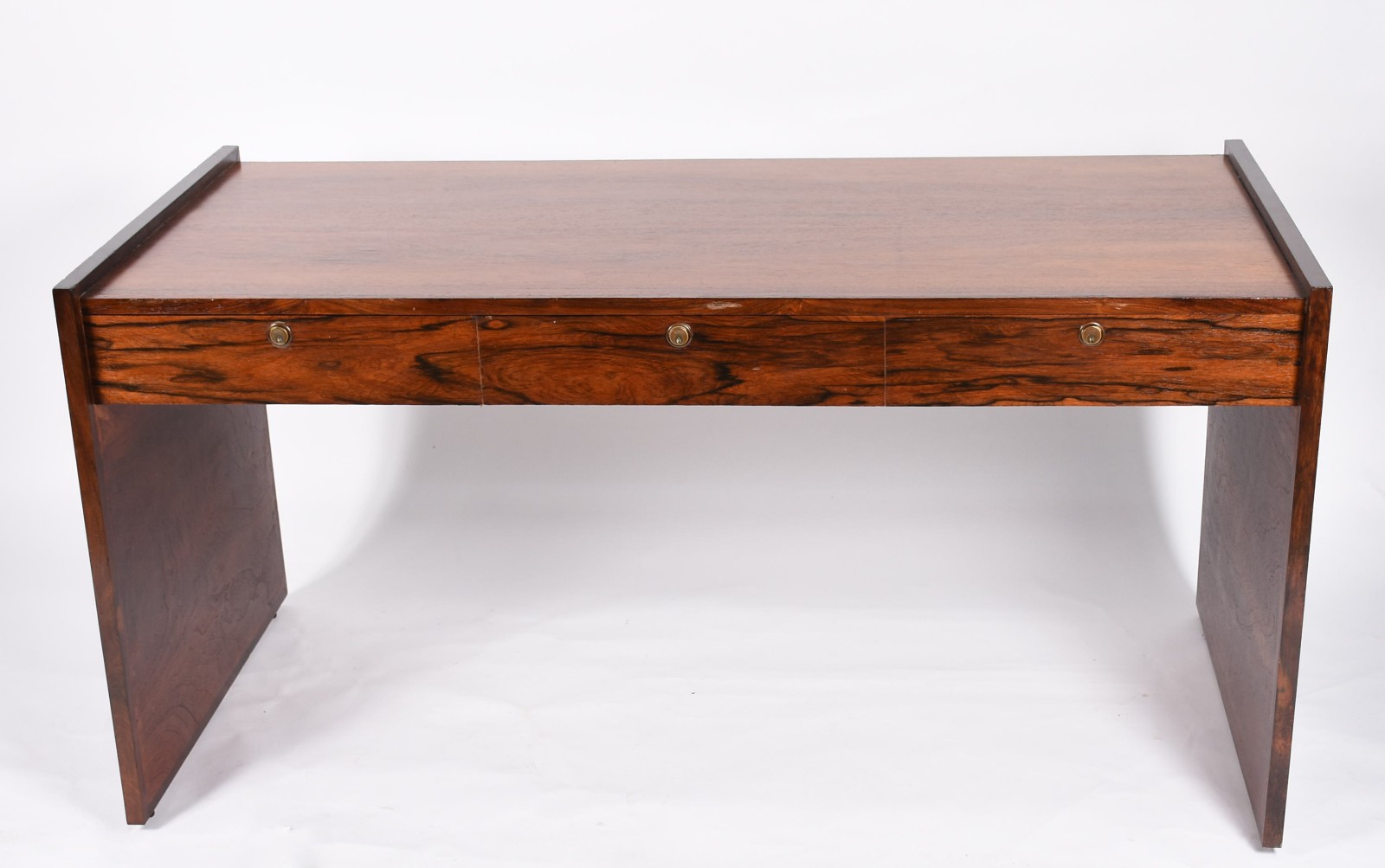 Mesa para escritório de madeira nobre com 3 gavetas. - foto 2 de 5