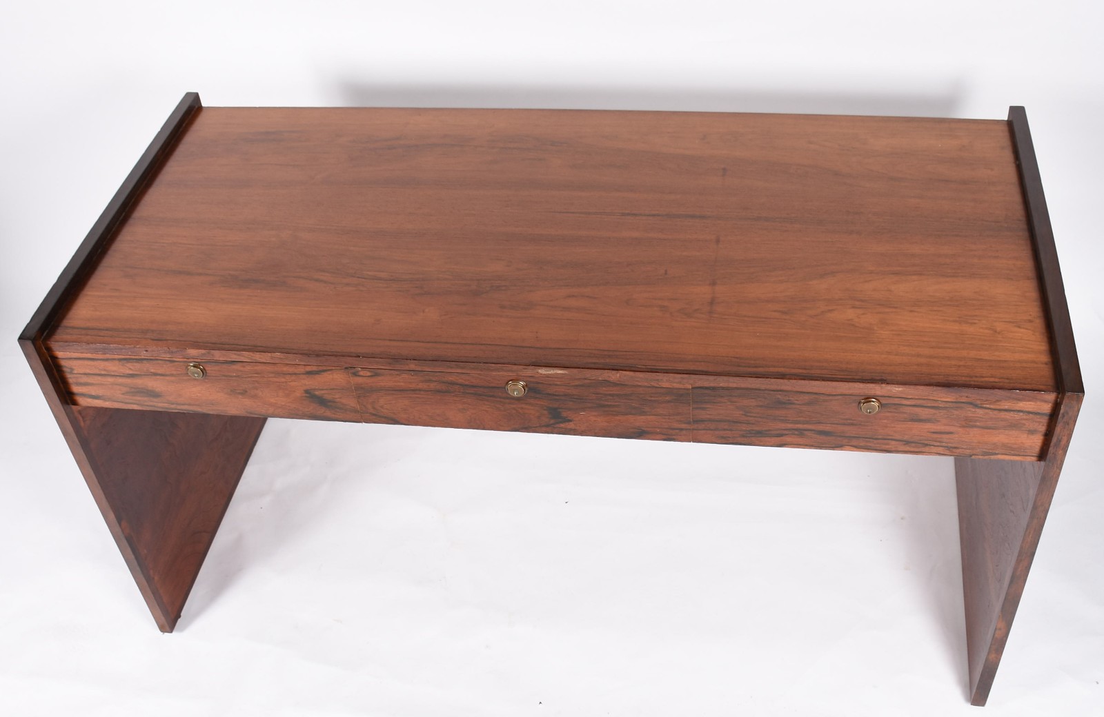 Mesa para escritório de madeira nobre com 3 gavetas. - foto 3 de 5