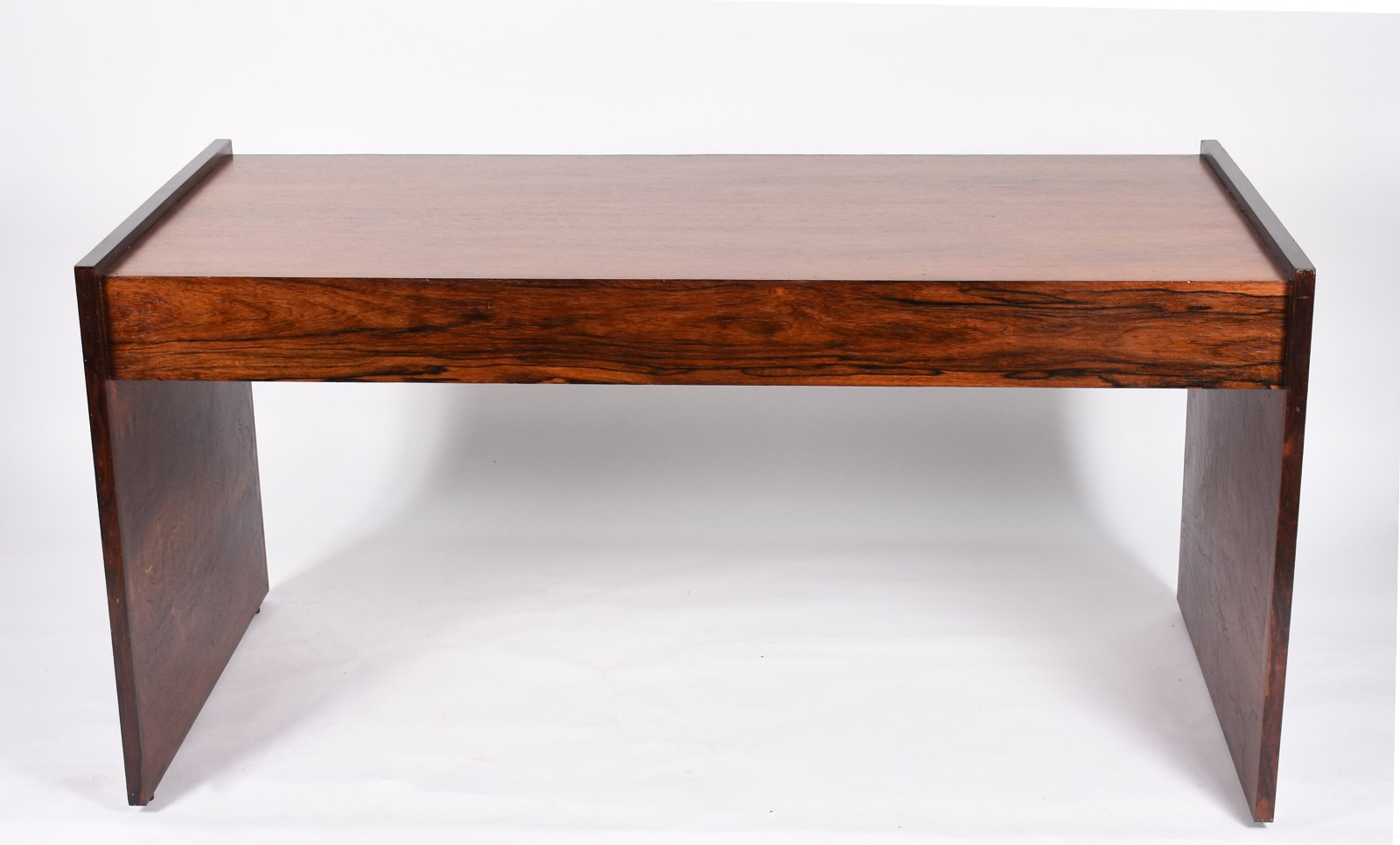 Mesa para escritório de madeira nobre com 3 gavetas. - foto 5 de 5