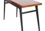 Mesa de jantar/console de madeira nobre, tampo ... - Mesa de jantar/console de madeira nobre, tampo dobrável, acompanham 2 cadeiras com assentos estofados e encostos em traves horizontais.
