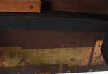 Mesa de jantar/console de madeira nobre, tampo ... - Mesa de jantar/console de madeira nobre, tampo dobrável, acompanham 2 cadeiras com assentos estofados e encostos em traves horizontais.