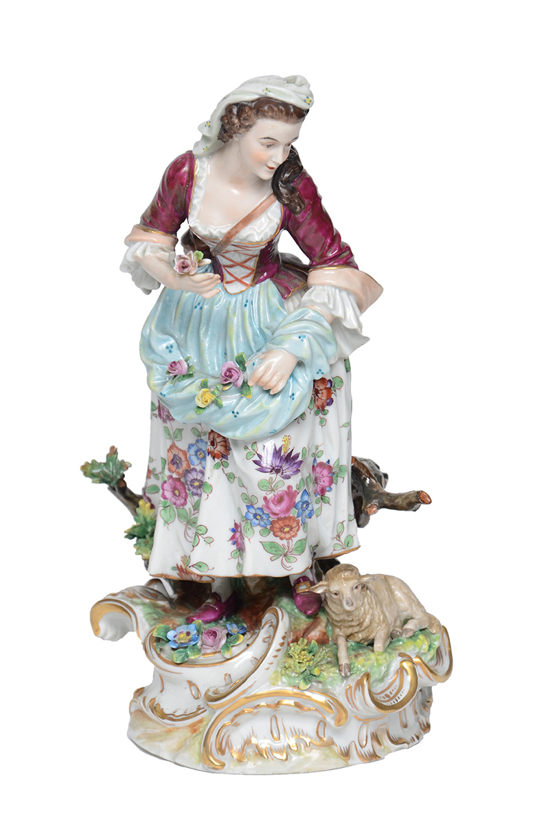 Estatueta de porcelana francesa policromada representando camponesa... - foto 1 de 2