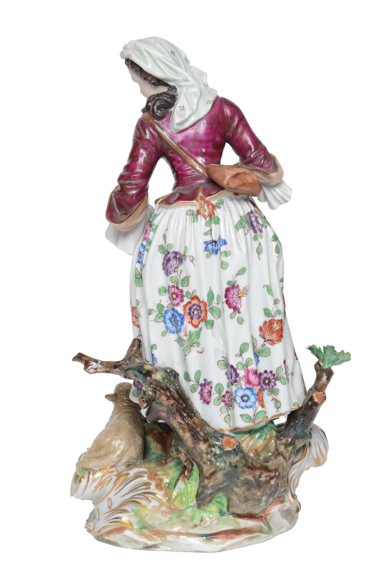 Estatueta de porcelana francesa policromada representando camponesa... - foto 2 de 2