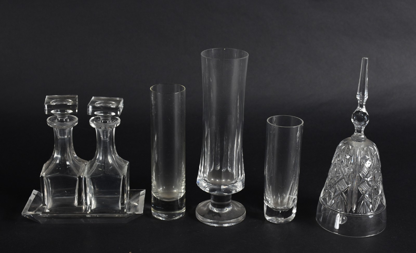 Diversas peças de cristal e vidro, sendo: sino lapidado, vaso... - foto 3 de 4