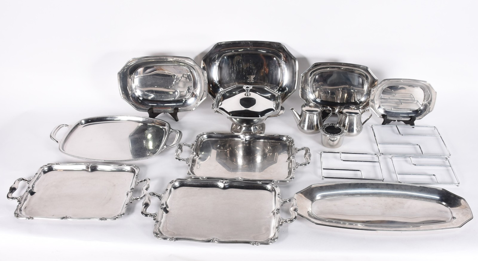 Conjunto de inox composto de: 4 bandejas, baixela com 5 travessas e... - foto 1 de 7