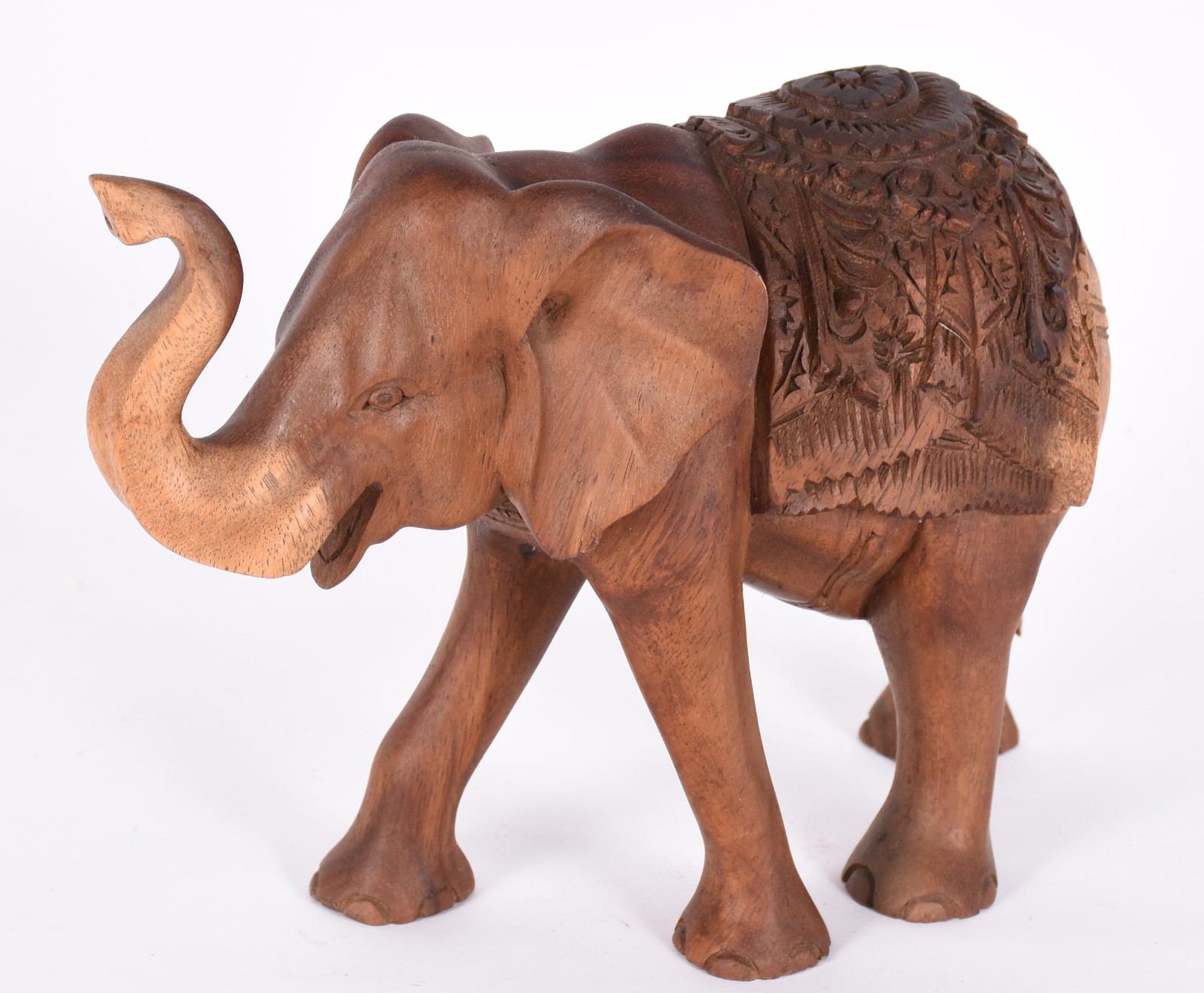 Estatueta representando elefante de madeira entalhada. - foto 1 de 5