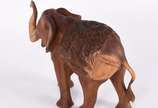 Estatueta representando elefante de madeira ent... - Estatueta representando elefante de madeira entalhada.