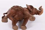 Estatueta representando elefante de madeira ent... - Estatueta representando elefante de madeira entalhada.