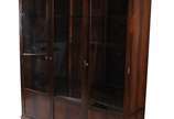 Vitrine de madeira nobre com 3 portas e 3 prate... - Vitrine de madeira nobre com 3 portas e 3 prateleiras de vidro.