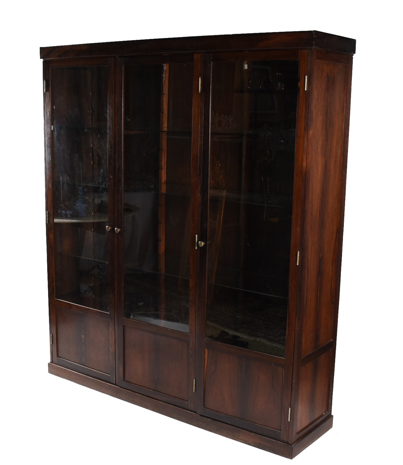 Vitrine de madeira nobre com 3 portas e 3 prateleiras de vidro. - foto 1 de 4