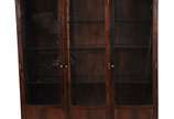 Vitrine de madeira nobre com 3 portas e 3 prate... - Vitrine de madeira nobre com 3 portas e 3 prateleiras de vidro.