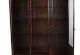 Vitrine de madeira nobre com 3 portas e 3 prate... - Vitrine de madeira nobre com 3 portas e 3 prateleiras de vidro.