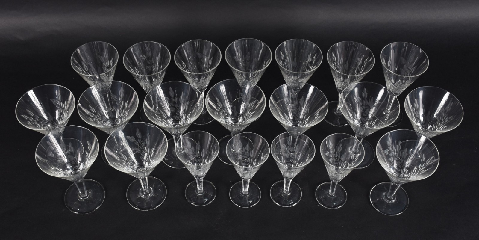 Serviço de cristal lapidado composto de: 10 taças de champagne, 7... - foto 2 de 5