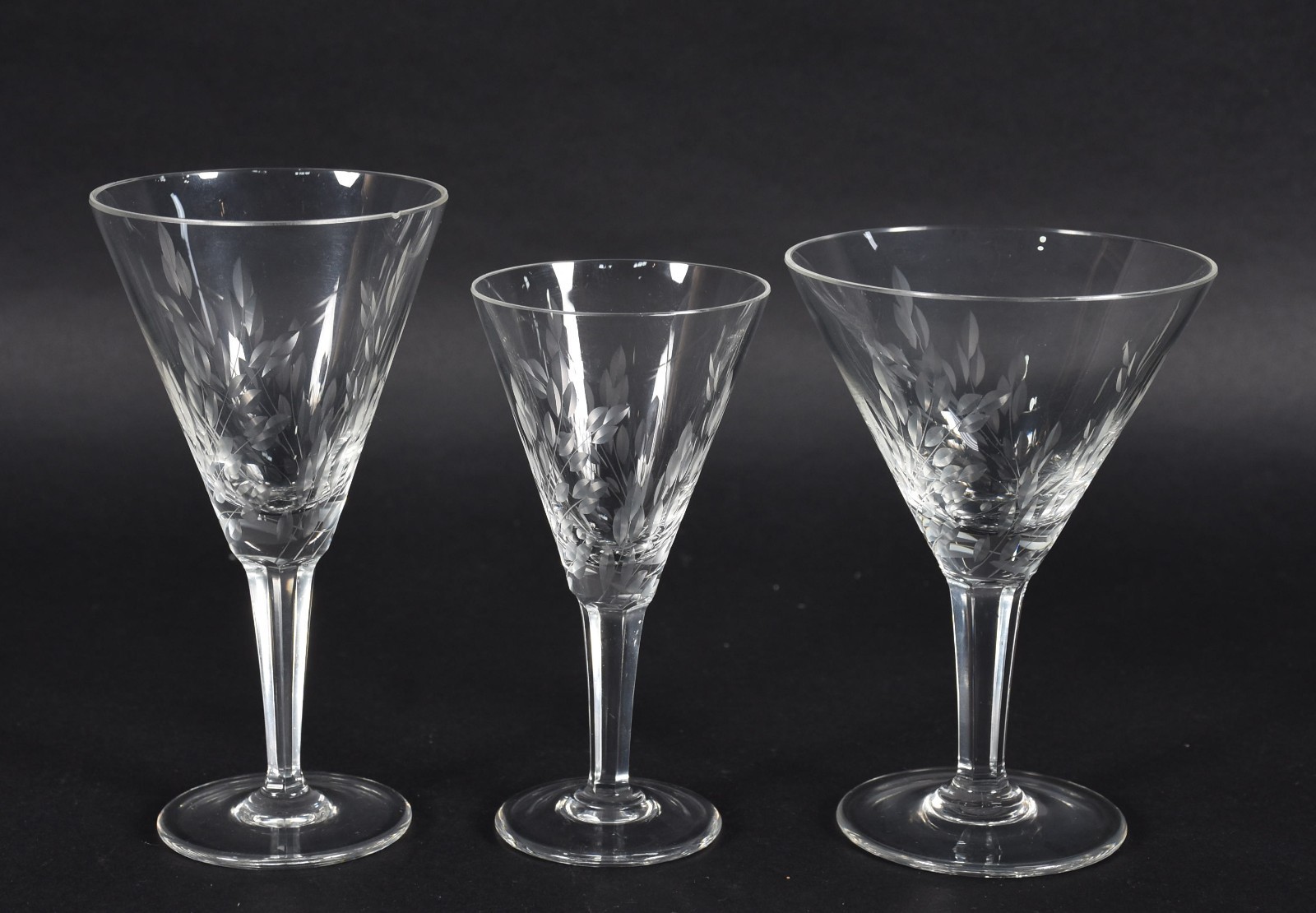 Serviço de cristal lapidado composto de: 10 taças de champagne, 7... - foto 3 de 5