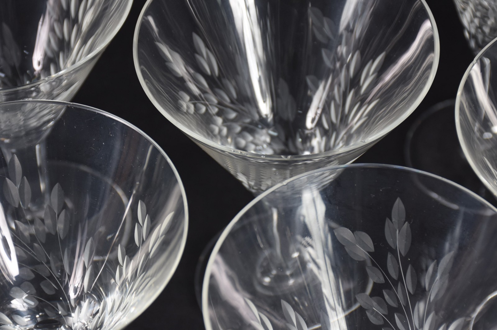 Serviço de cristal lapidado composto de: 10 taças de champagne, 7... - foto 4 de 5