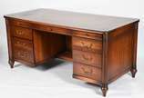 Mesa de escritório de madeira nobre, pequenos l... - Mesa de escritório de madeira nobre, pequenos lascados no tampo e faltando pequeno friso na parte posterior. Fabricação Sierra Móveis.