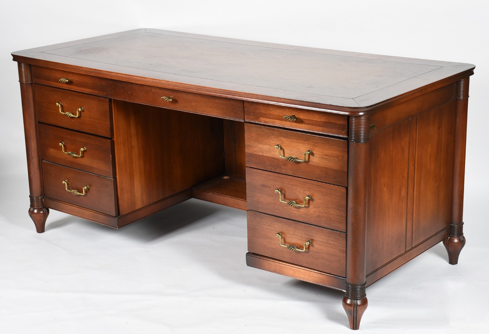 Mesa de escritório de madeira nobre, pequenos lascados no tampo e... - foto 1 de 10