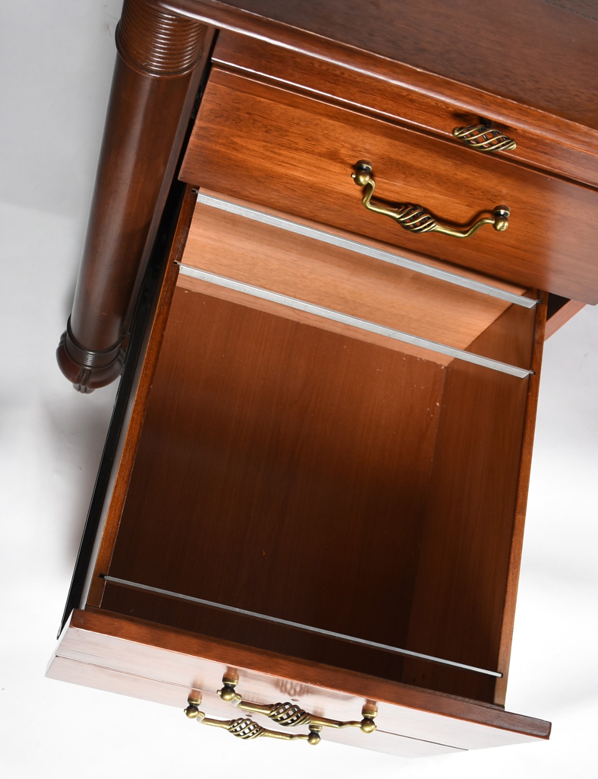 Mesa de escritório de madeira nobre, pequenos lascados no tampo e... - foto 4 de 10