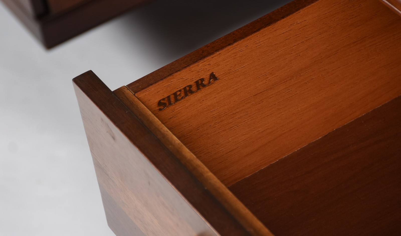 Mesa de escritório de madeira nobre, pequenos lascados no tampo e... - foto 5 de 10