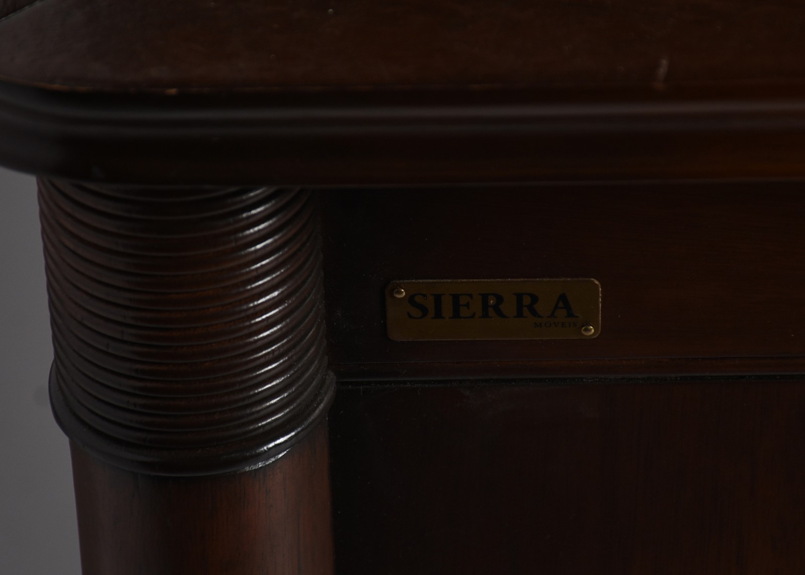 Mesa de escritório de madeira nobre, pequenos lascados no tampo e... - foto 7 de 10