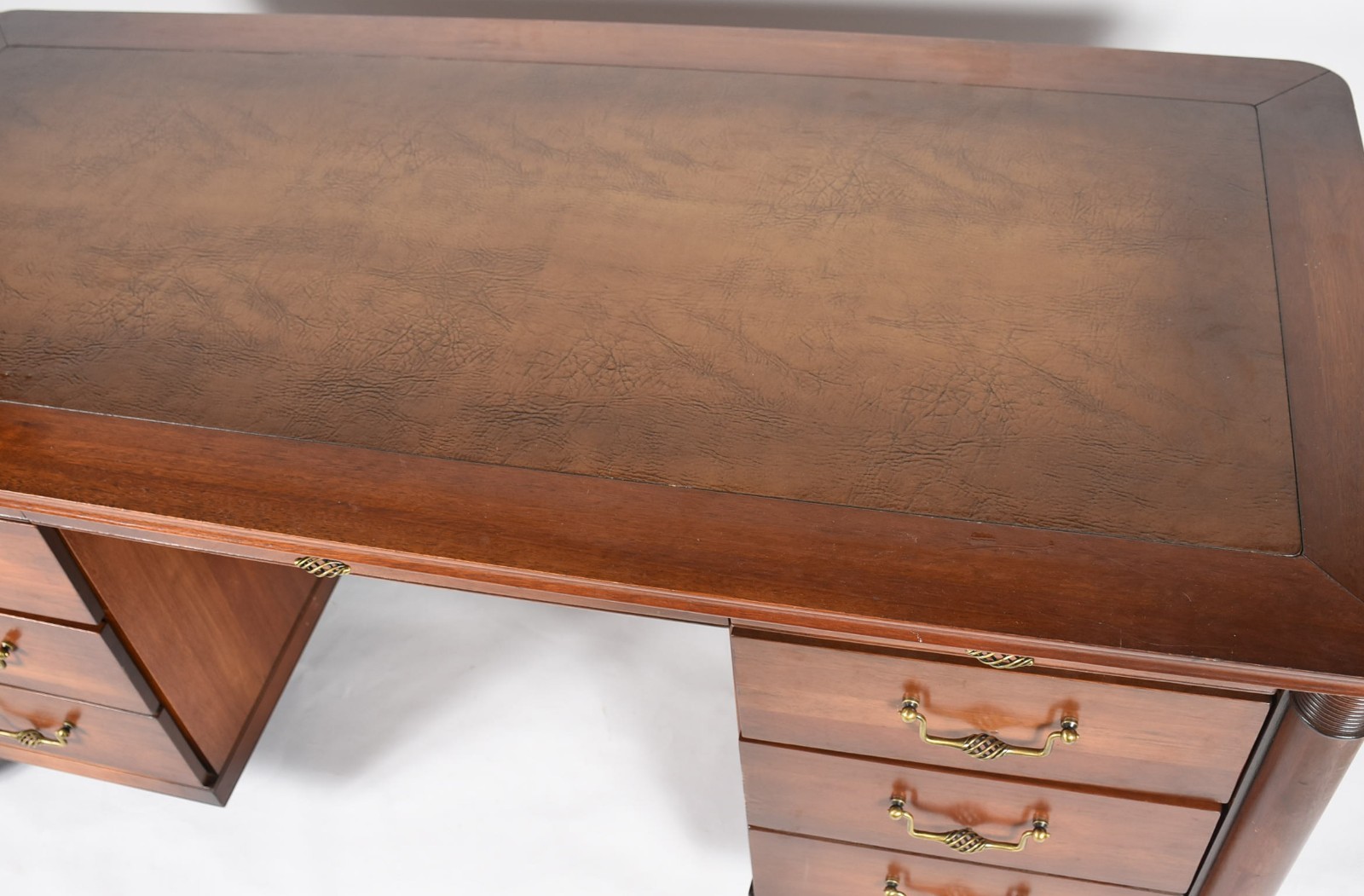 Mesa de escritório de madeira nobre, pequenos lascados no tampo e... - foto 8 de 10