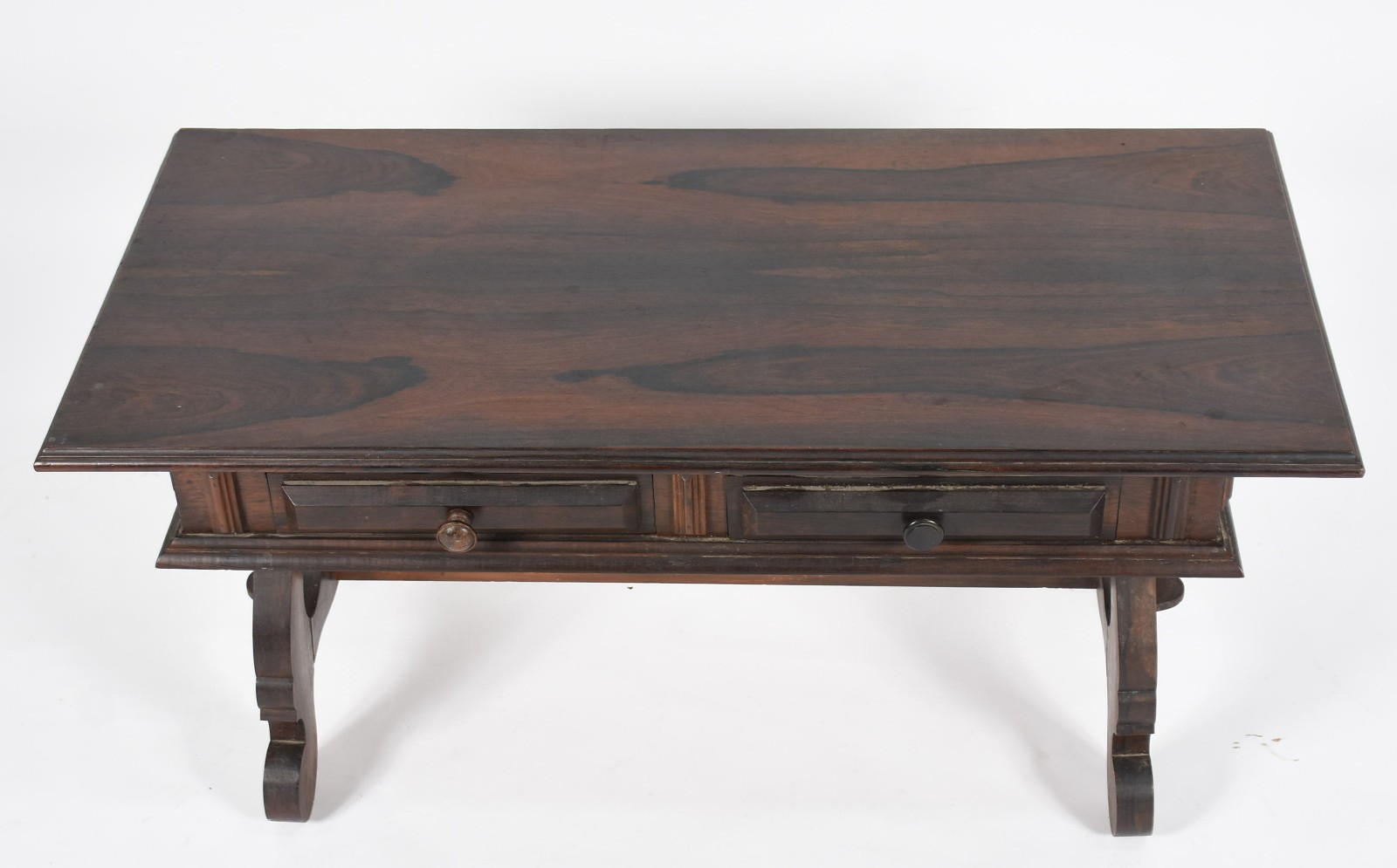 Mesa para escritório de madeira nobre com 2 gavetas, pernas na forma... - foto 3 de 6