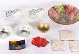 Diversas peças, sendo 6 bowls de vidro trabalha... - Diversas peças, sendo 6 bowls de vidro trabalhado; centro de mesa com folhas trabalhadas; 3 porta copos; bowls feitio folha vermelha.