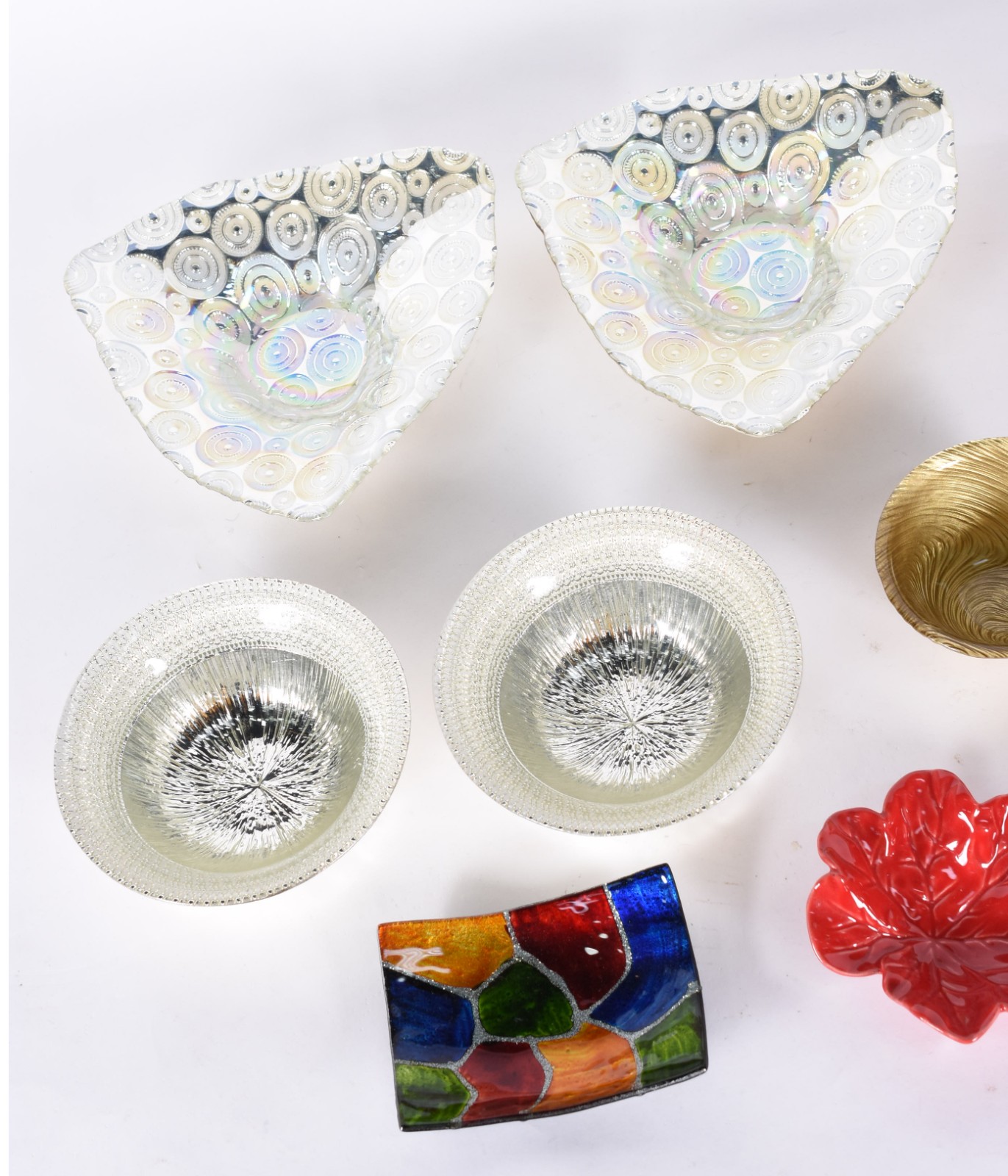 Diversas peças, sendo 6 bowls de vidro trabalhado; centro de mesa com... - foto 2 de 6